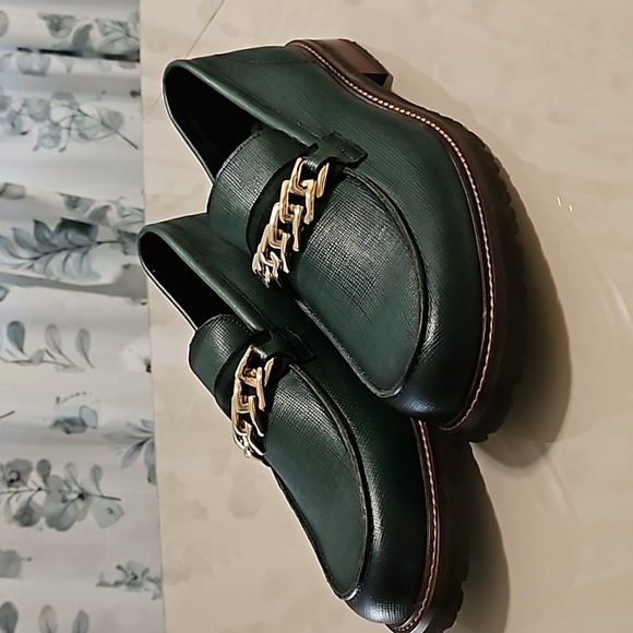 Size 13 green shoe - Picture 3 of 4